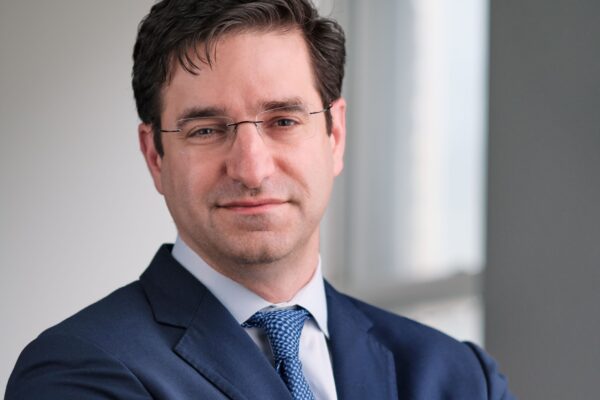 Dr. Eric Leuthardt Receives Olin Distinguished Alumni Award